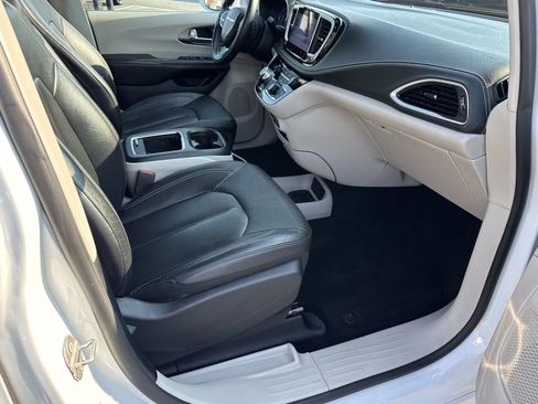 Used 2022 Chrysler Pacifica Touring-L image 18