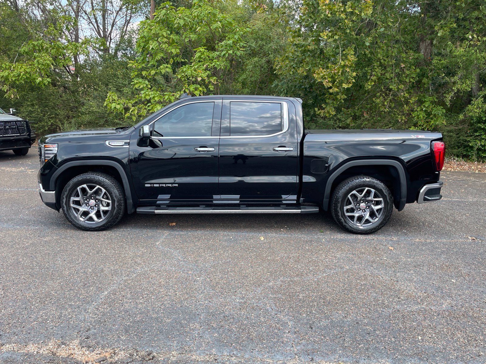 Used 2025 GMC Sierra 1500 SLT AWD/4WD image 2