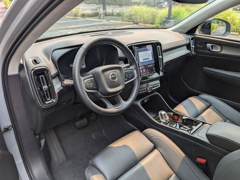 Used 2025 Volvo XC40 B5 Ultra AWD/4WD image 9