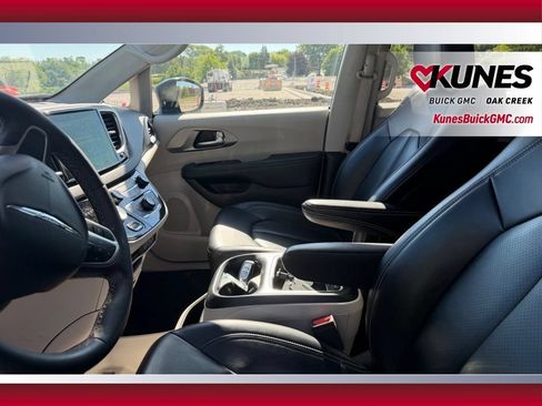 Used 2023 Chrysler Pacifica Touring-L FWD image 15