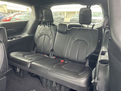 Used 2025 Chrysler Pacifica Select image 12