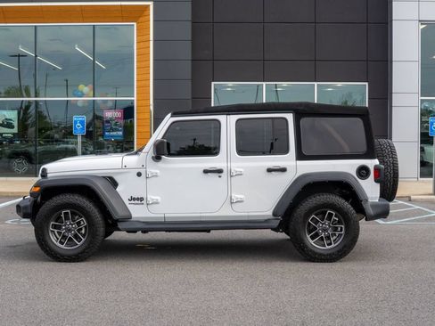 Used 2022 Jeep Wrangler Unlimited Sport AWD/4WD image 3