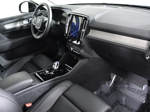 Used 2025 Volvo XC40 B5 Plus image 28