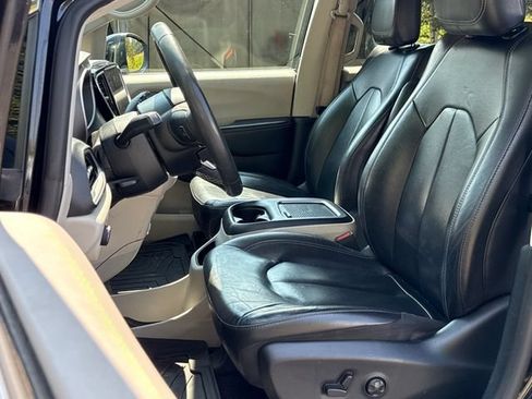 Used 2022 Chrysler Pacifica Touring-L FWD image 17