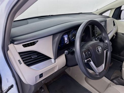 Used 2018 Toyota Sienna L image 9