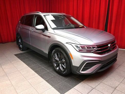 Used 2022 Volkswagen Tiguan SE w/ Panoramic Sunroof Package image 8