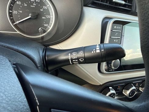 Used 2022 Nissan Versa SV image 31