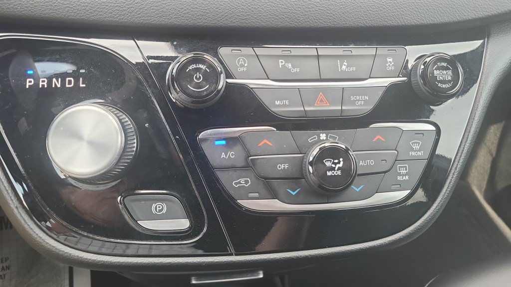 Used 2025 Chrysler Pacifica Select FWD image 34