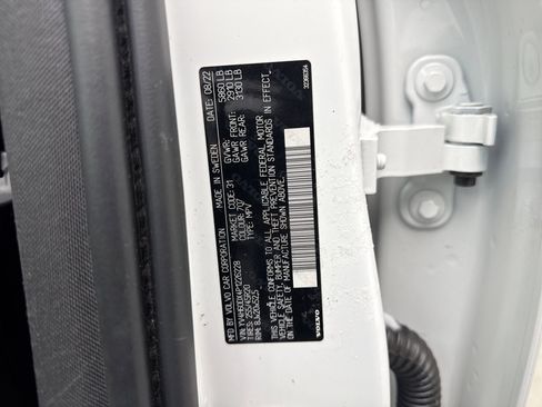 Used 2023 Volvo XC60 T8 Ultimate w/ Climate Package image 13