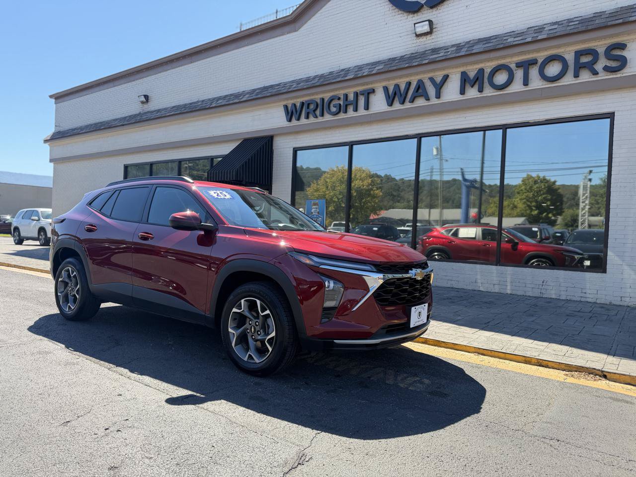 Used 2025 Chevrolet Trax LT FWD image 1