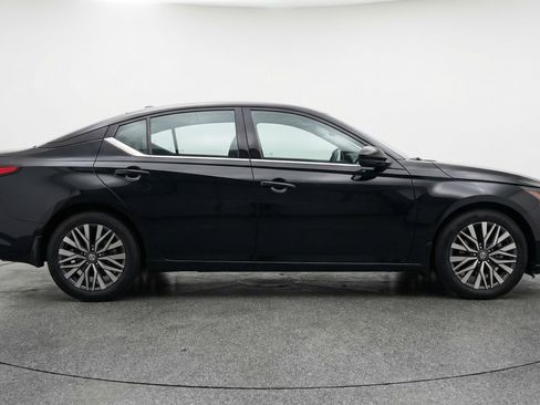 Used 2025 Nissan Altima 2.5 SV FWD image 11