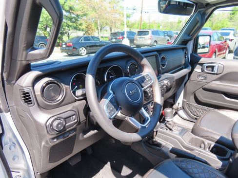 Used 2023 Jeep Wrangler Unlimited Sahara AWD/4WD image 16