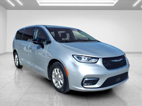 Used 2024 Chrysler Pacifica Touring-L FWD image 3