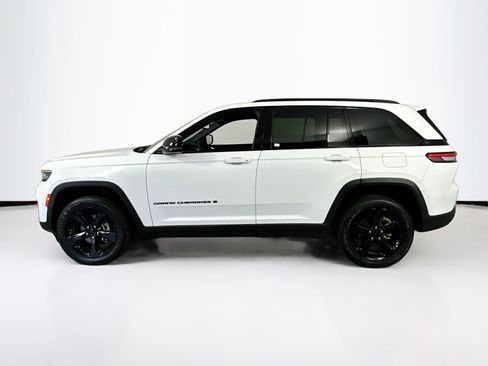 Used 2023 Jeep Grand Cherokee Altitude image 8