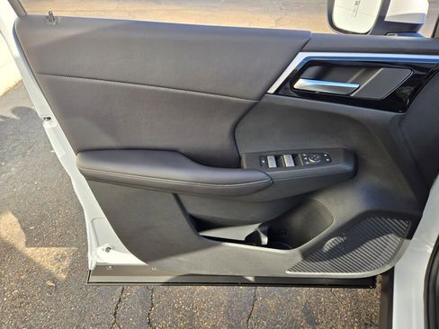 New 2025 Mitsubishi Outlander SE image 19