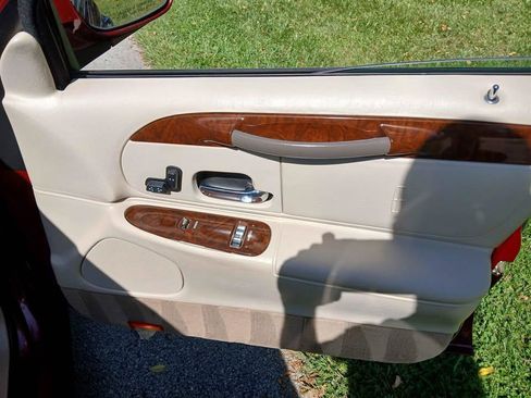 Used 1999 Lincoln Town Car Executive RWD image 16