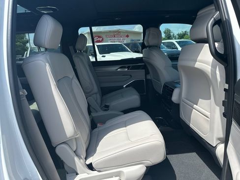 New 2026 Jeep Grand Wagoneer 2WD w/ Premium Group I image 18