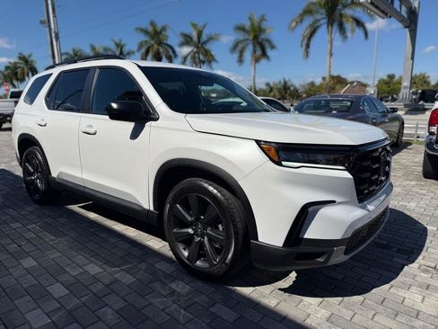 Used 2025 Honda Pilot Sport image 1