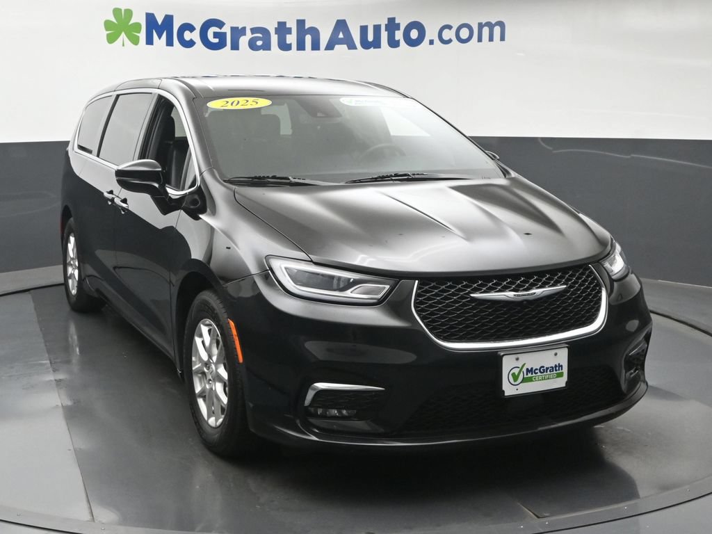 Used 2025 Chrysler Pacifica Select FWD image 5