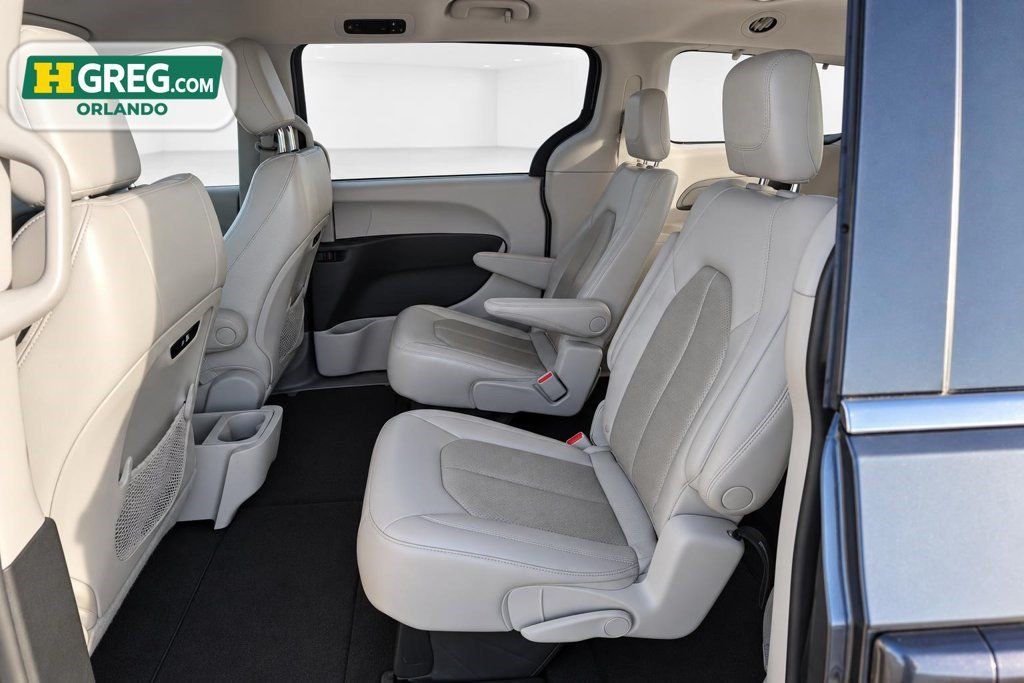Used 2021 Chrysler Pacifica Touring-L FWD image 12