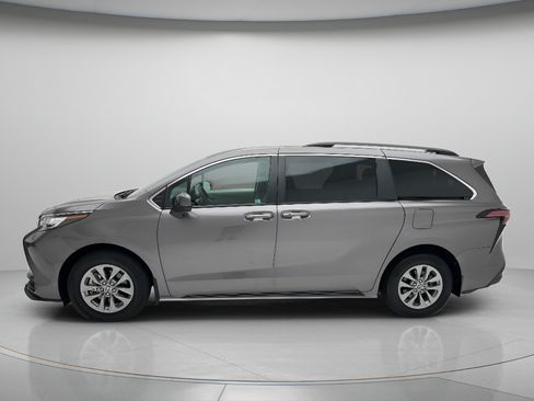 Used 2022 Toyota Sienna LE FWD image 5