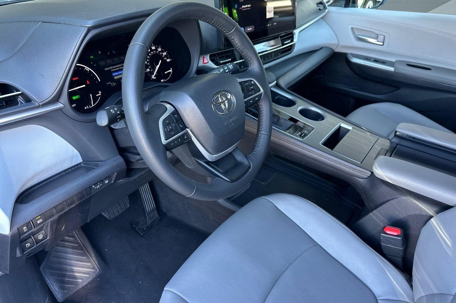 Used 2026 Toyota Sienna XLE FWD image 4
