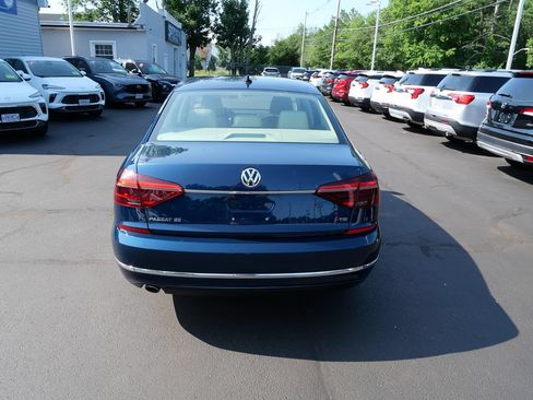 Used 2018 Volkswagen Passat 2.0T SE w/ SE Lighting Package FWD image 4