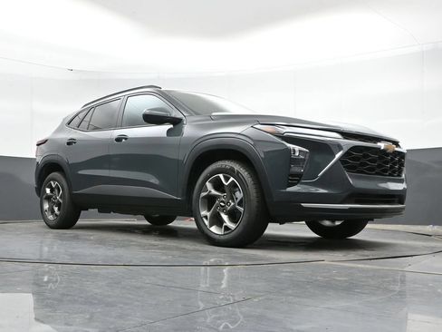 Used 2025 Chevrolet Trax LT w/ LT Convenience Package FWD image 41