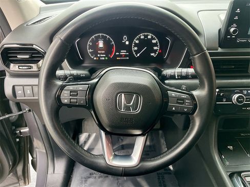 Used 2025 Honda Pilot Touring image 11