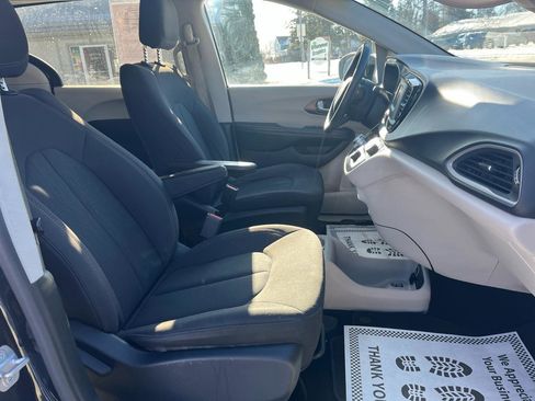 Used 2017 Chrysler Pacifica LX image 18