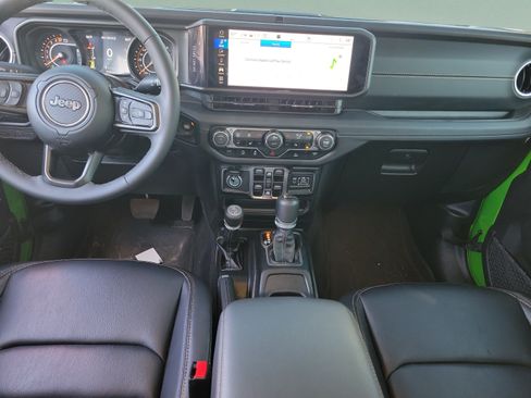 Certified 2025 Jeep Gladiator Sport AWD/4WD image 9