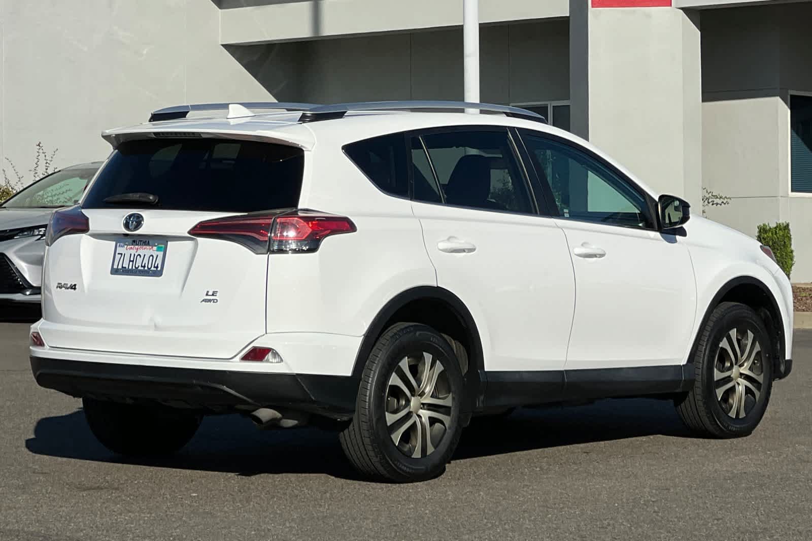 Used 2016 Toyota RAV4 LE AWD/4WD image 2
