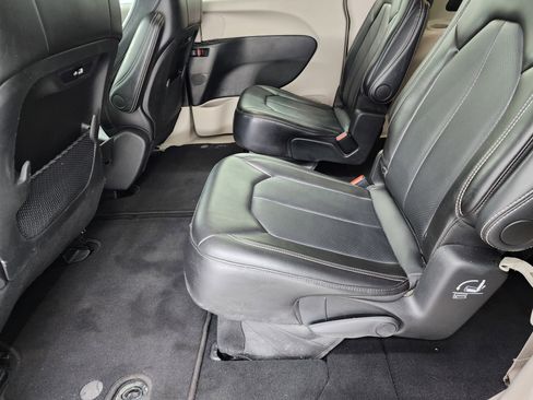 Used 2024 Chrysler Pacifica Touring-L image 34