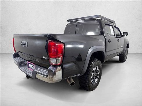 Used 2017 Toyota Tacoma TRD Off-Road AWD/4WD image 4