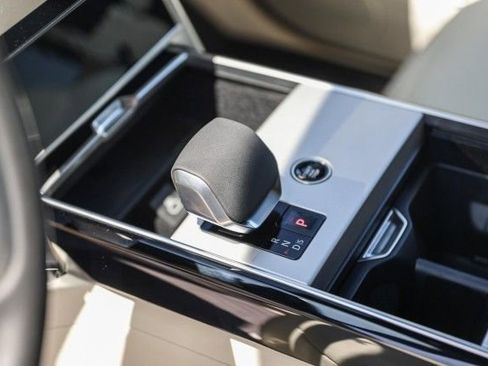 New 2025 Land Rover Range Rover SE image 22