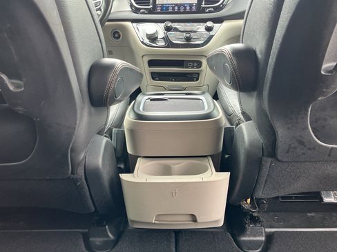 Used 2020 Chrysler Pacifica Touring-L Plus FWD image 36