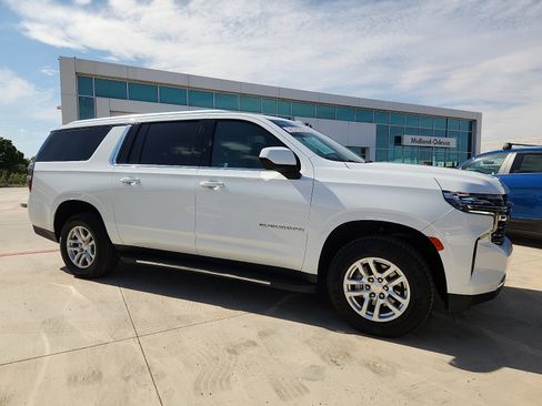 Used 2024 Chevrolet Suburban LT AWD/4WD image 8
