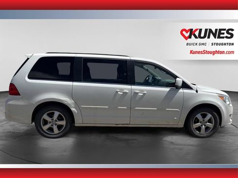 Used 2011 Volkswagen Routan SE FWD image 11