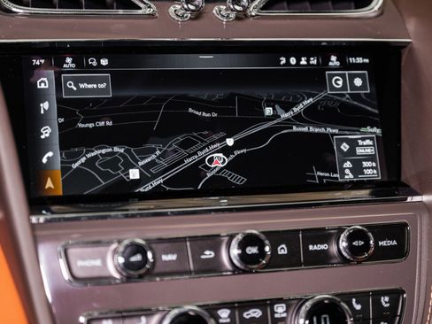 Used 2025 Bentley Bentayga image 41