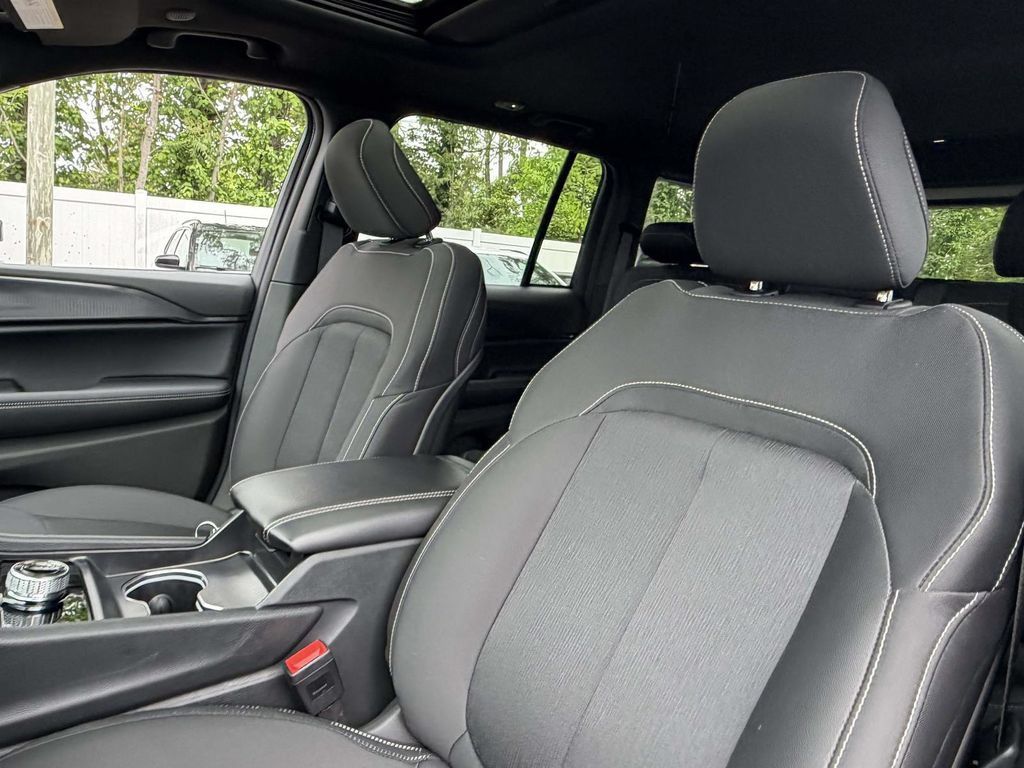 Used 2025 Jeep Grand Cherokee Laredo X w/ MOPAR Finishing Package AWD/4WD image 17