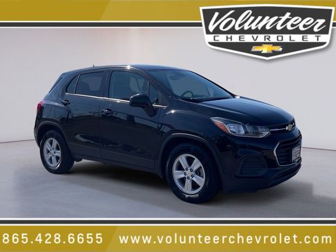 Used 2022 Chevrolet Trax LS w/ Tint and Cruise Package image 1