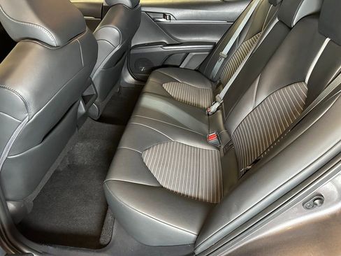 Used 2022 Toyota Camry SE image 19