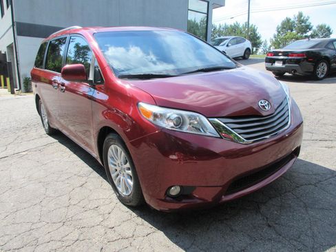 Used 2011 Toyota Sienna XLE w/ Premium Pkg FWD image 3