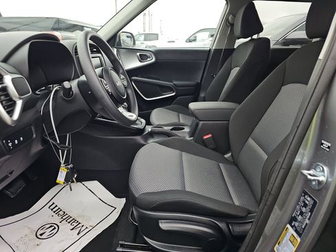 Used 2025 Kia Soul LX w/ LX Technology Package image 8