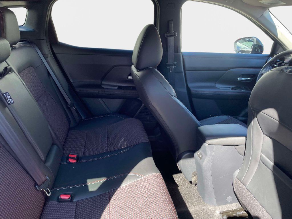 Used 2025 Nissan Kicks SR FWD image 12