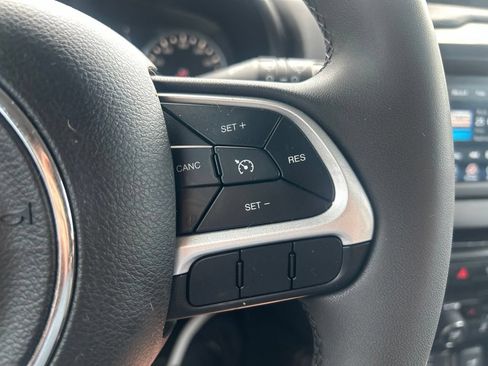 Used 2020 Jeep Renegade Latitude FWD image 23