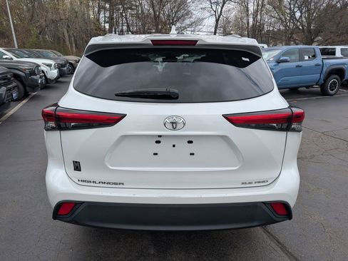 Used 2023 Toyota Highlander XLE image 6