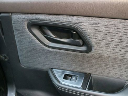 Used 2021 Nissan Rogue S FWD image 12