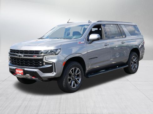 Used 2022 Chevrolet Suburban Z71 w/ Luxury Package AWD/4WD image 3