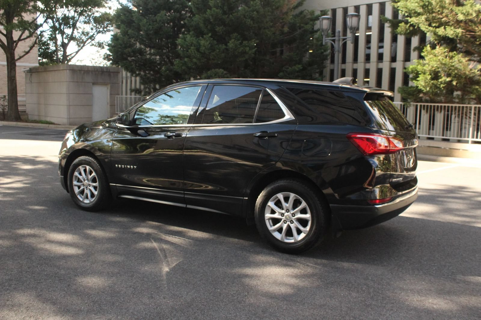 Used 2020 Chevrolet Equinox LT w/ Driver Convenience Package FWD image 9